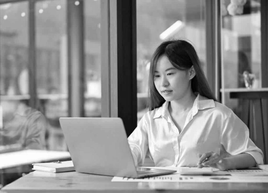 Personas trabajando en planificación financiera