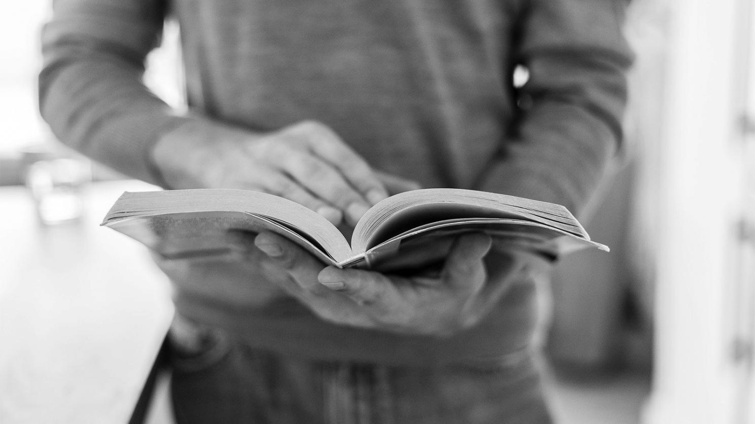 Estudiantes revisando material educativo sobre finanzas